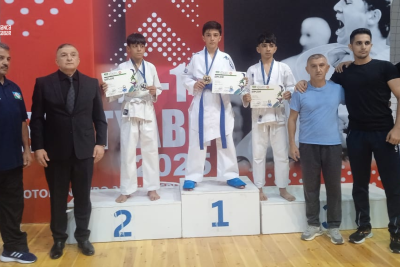 Gəncəli karateçilər medalları SÜPÜRDÜLƏR