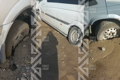 Gəncədə "Mercedes" avtobusu palçıqda batdı
