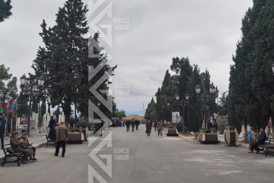 Gəncə sakinləri Şəhidlər xiyabanına axışırlar