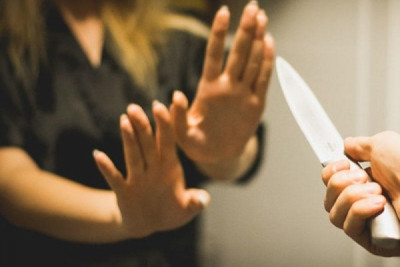 Kişi 10 manata görə dava salıb keçmiş arvadını bıçaqladı