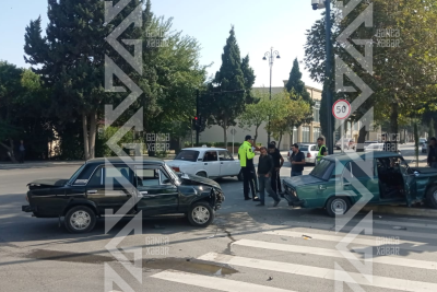 Gəncədə iki "VAZ-2106" toqquşub, xəsarət alan var