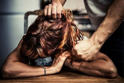 Süfrə təmiz olmadığı üçün ər arvadını döydü