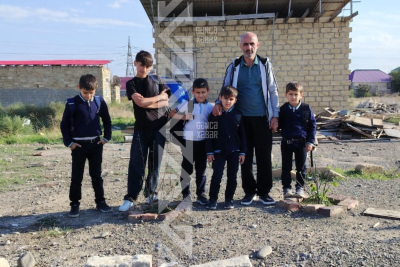Gəncədə təkbaşına 5 uşağa baxan ata yardım istəyir