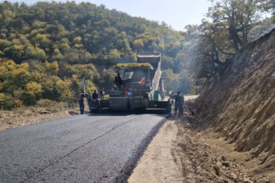 Daşkəsəndə dağ yolunda təmir işləri aparılır