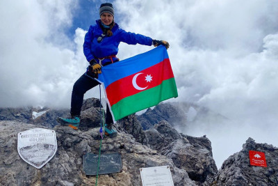 Gədəbəyli alpinist İndoneziyada zirvədə bayrağımızı dalğalandırdı