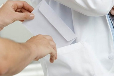 Məhkəmə rüşvətə görə həbs edilən eks-baş həkimlə bağlı qərar çıxardı