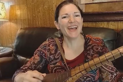 Amerikalıdır, gədəbəylilər kimi saz çalır