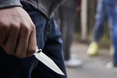 Dostunu çayxanada döydü, məhkəmədən çıxıb bıçaqladı