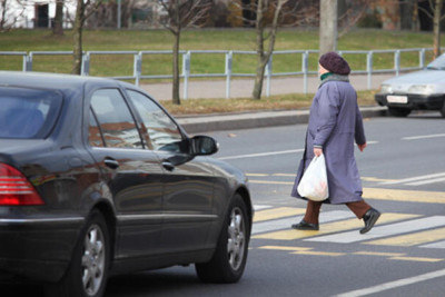 Gəncədə yaşlı qadını maşın vurub