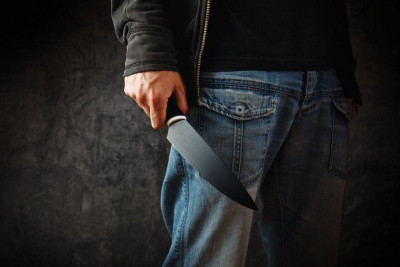 Anasının dolabda gizlənən tanışını bıçaqlayan gənclə bağlı QƏRAR