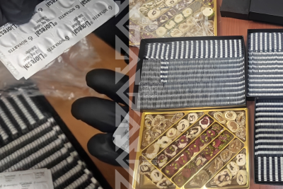 Gəncə aeroportunda şirniyyat qutularından görün nələr çıxdı