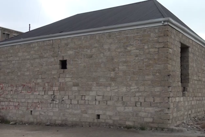 Gəncədə yaşayış binalarının ortasında qanunsuz tikili - ŞİKAYƏT