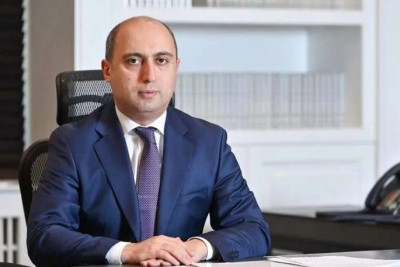 Emin Əmrullayev: "О mənim üçün müəllim deyil"