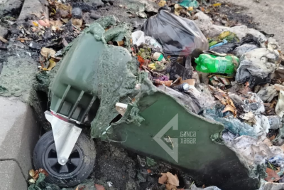 Gəncədə yeni zibil qabları sakinlər tərəfindən məhv edildi