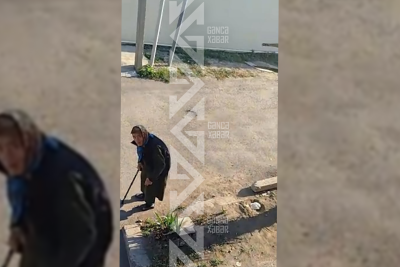 Gəncədə yaşlı qadın küçədə köməksiz vəziyyətdə qalıb