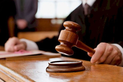 4 nəfərə qarşı dələduzluqda ittiham edilən ustaya şərti CƏZA