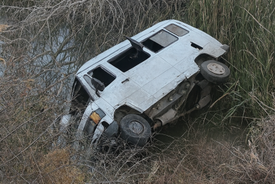Fəhlə daşıyan mikroavtobus su kanalına aşdı: 6 yaralı var