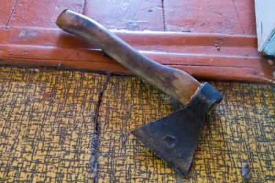 Göygöldə qayınata gəlini balta ilə vurdu - TƏFƏRRÜAT