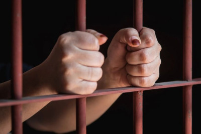 Sevgilisinə 20 manata görə şüşə ilə xəsarət yetirən qadına hökm oxundu