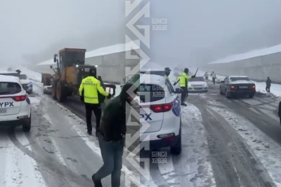 Qarlı və şaxtalı hava avtomobil yollarında hərəkəti çətinləşdirir