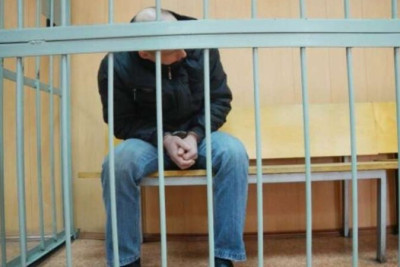 İçki almaq üçün insanları hədələyən keçmiş məhkum həbs edildi