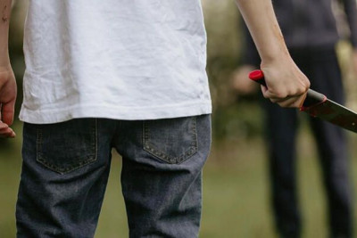 Qohumunu mərhum atasını söyməkdə günahlandırdı, sonra da bıçaqladı