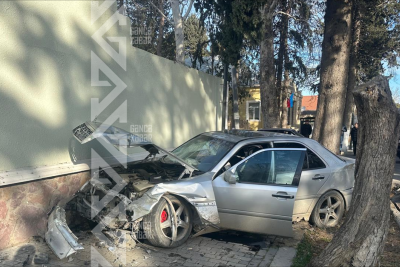 İki minik maşını toqquşdu, bir nəfər yaralandı