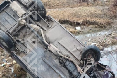 Avtomobil çaya aşıb, sürücü xəsarət alıb