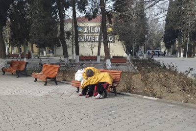 Dəhşətli görüntü - 11 yaşlı uşaq və anası küçədə yaşayır