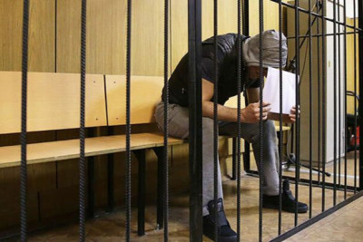 Qohumu ilə oğurluq edən şəxs məhkəmə zalında həbs edildi