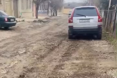 Gəncədə mərkəzi küçələrdən biri təmir olunmur - ŞİKAYƏT