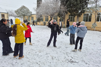 Məktəblilərimizin qar sevinci