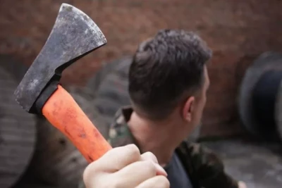 Samuxda DƏHŞƏT: Başından baltalanan kişi ÖLDÜ