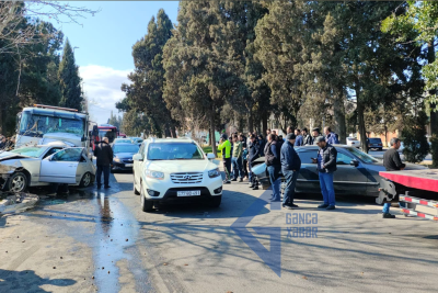 Gəncədə zəncirvari qəza: Evakuator iki "Mercedes"ə çırpıldı