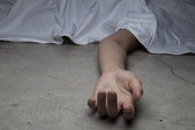 30 yaşlı qadının meyiti evinin həyətində tapıldı