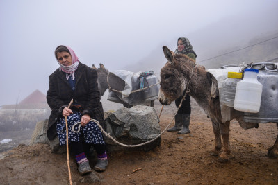 Ömrü eşşəklə su daşımaqda keçənlər