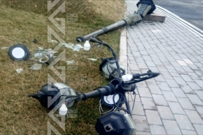 Gəncədə güclü külək işıq dirəklərini aşırıb