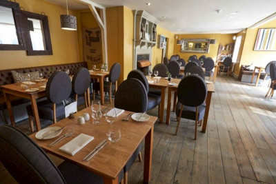 Kafedə kəndin qadınları barədə artıq-əksik danışdı, DÖYÜLDÜ