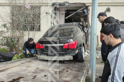 Gəncədə avtomobil mənzilə çırpılıb