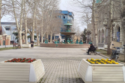 Gəncədə yaz abu-havasına rəng qatan güllər əkilib