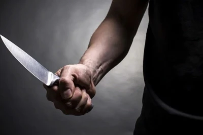 Rusiyadan qayıdıb anasının əşyalarını zibillikdə gördü, qardaşı arvadını bıçaqladı