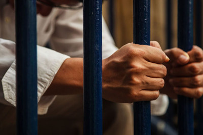 21 yaşlı gənc evlərinə qadın gətirdi – Atasını döydü