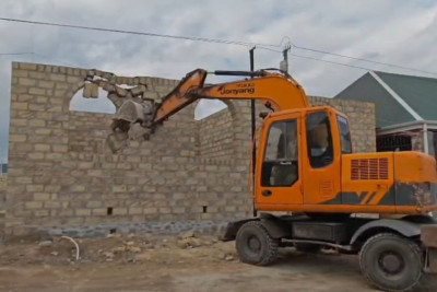 Gəncədə qanunsuz tikililər sökülüb