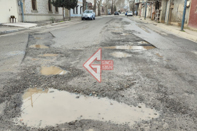 Gəncədə Təbriz küçəsinin yolu sürücüləri çətin vəziyyətdə qoyub