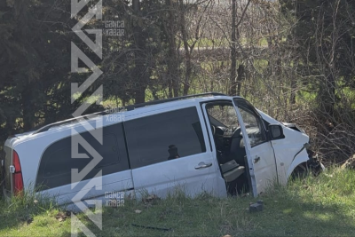 Mikroavtobusla maşın toqquşdu, iki nəfər yaralandı