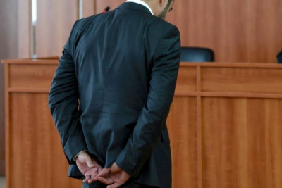 Ata evdə yatmağa icazə verməyən oğlunu döydü