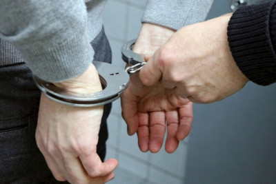 Kişi qan xəstəsi olan qardaşını təpiklədi