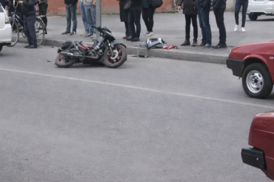 Gəncədə "Chevrolet" YENİYETMƏNİN sürdüyü mopedlə toqquşdu