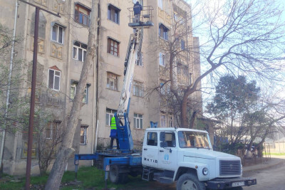 Gəncədə qəzalı dam örtükləri təmir edilir