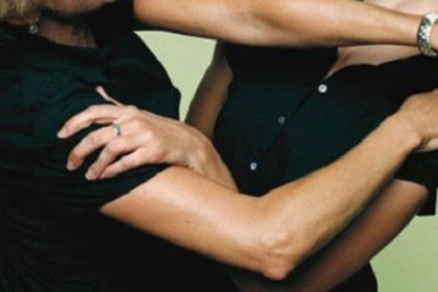 Gəncədə bacısının burnunu yumruqla sındıran qadın cəzadan azad edildi